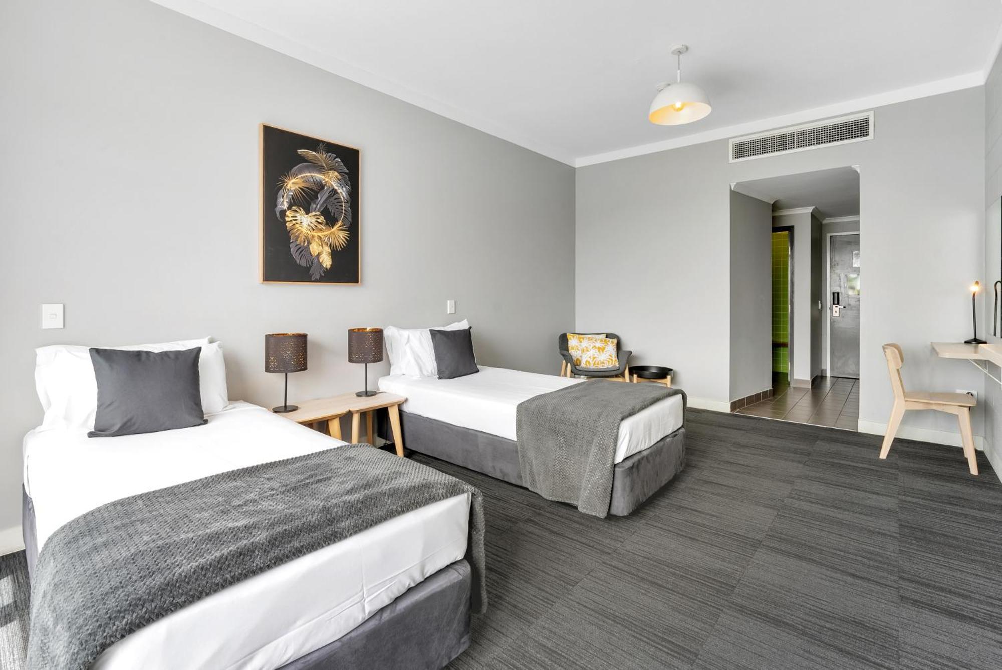 Standard Twin Room with Private Bathroom